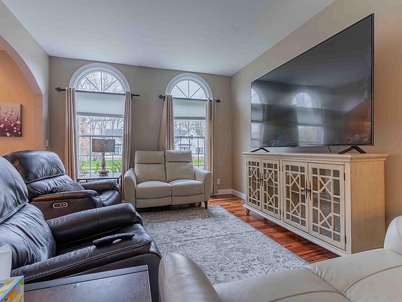 3rd image of 9517 N Oakforest Ct