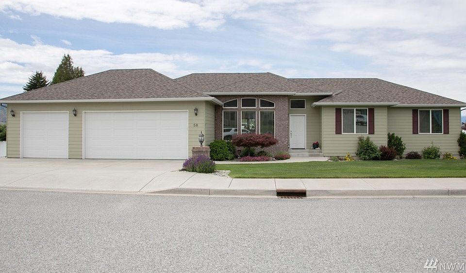 Front of house with spacious 3 car garage and beautiful curb appeal.
