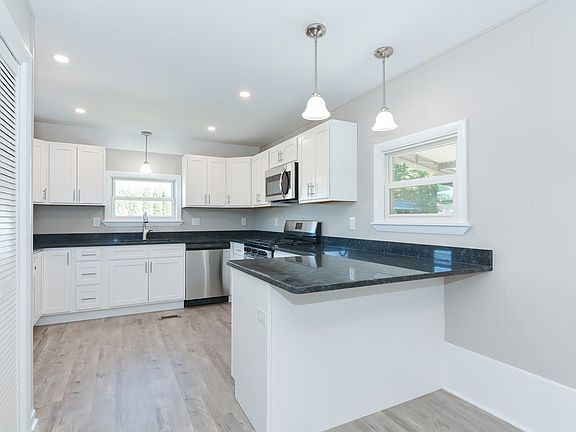 3rd image of 10 Rita Dr