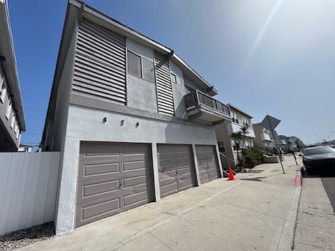 One car garage with lock