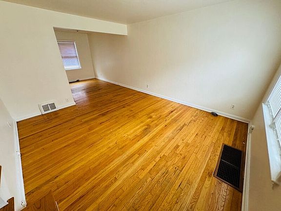 5th image of 1818 S Vermont Ave Unit 3