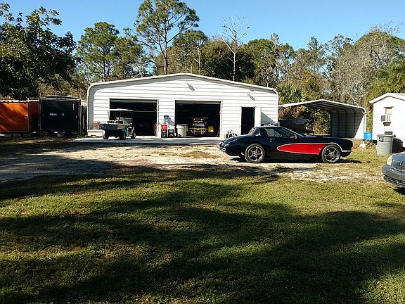 Detached garage (appx 40x40)