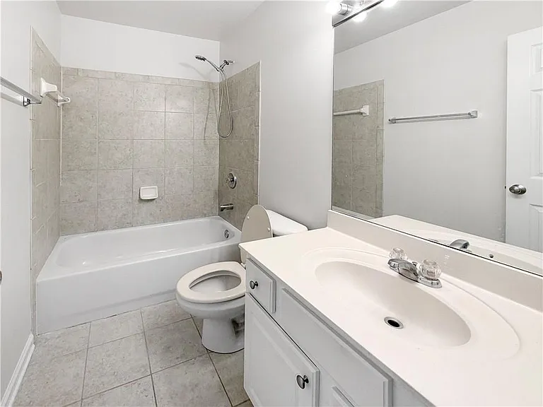 2425 Fairlie Dr — Photo 24