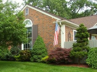 1136 Kings Cove Dr #1, Rochester Hills, MI 48306