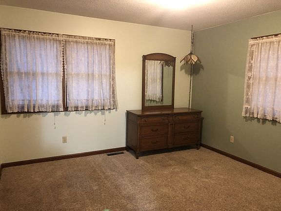 4th image of 108 N Oak St