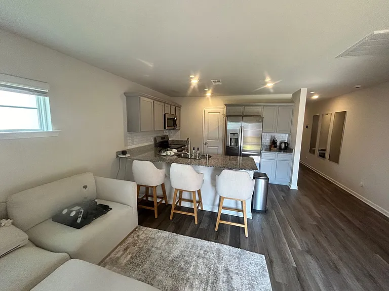 417 Middlebury Ln — Photo 8