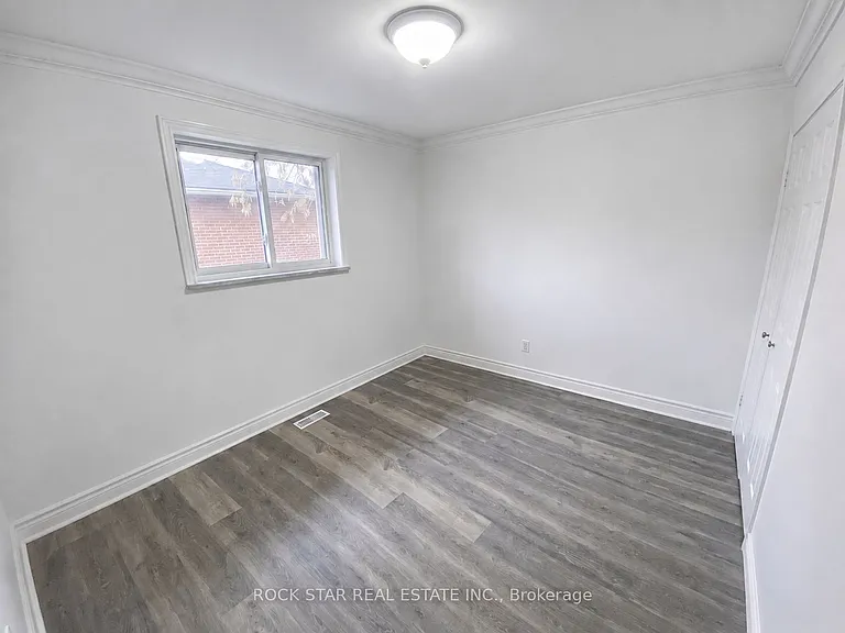 227 Fernwood Cres #MAIN — Photo 13