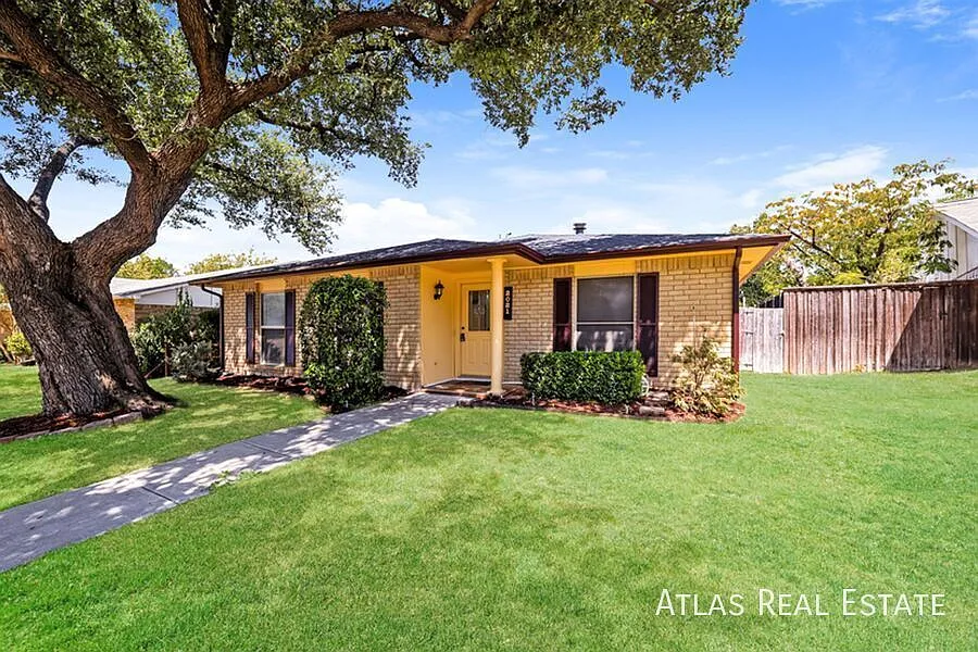Charming 3-Bedroom Home in Carrollton 2021 Christie Lane — Photo 2