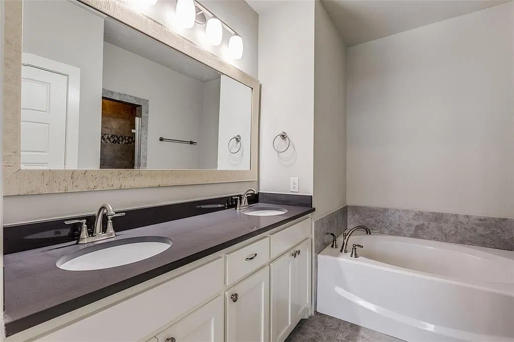 3 bed, 2.5 bath, 1611 sqft, $2,300 — Photo 2