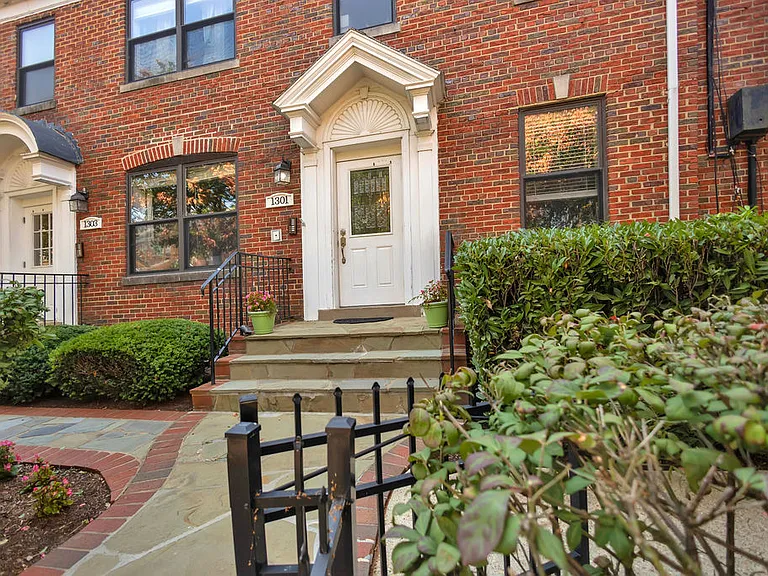 1301 Adams St NE #C — Photo 1