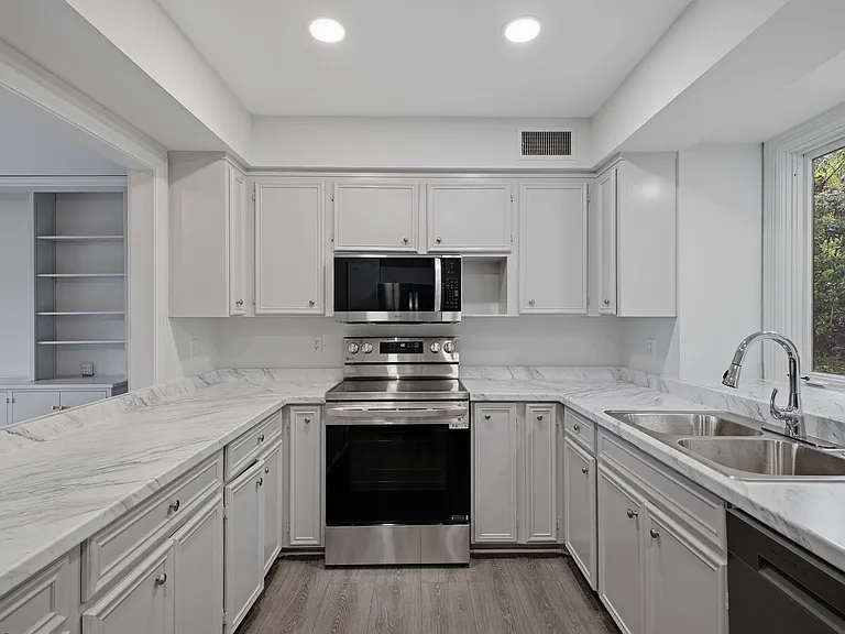 5612 Stanford Ct — Photo 11