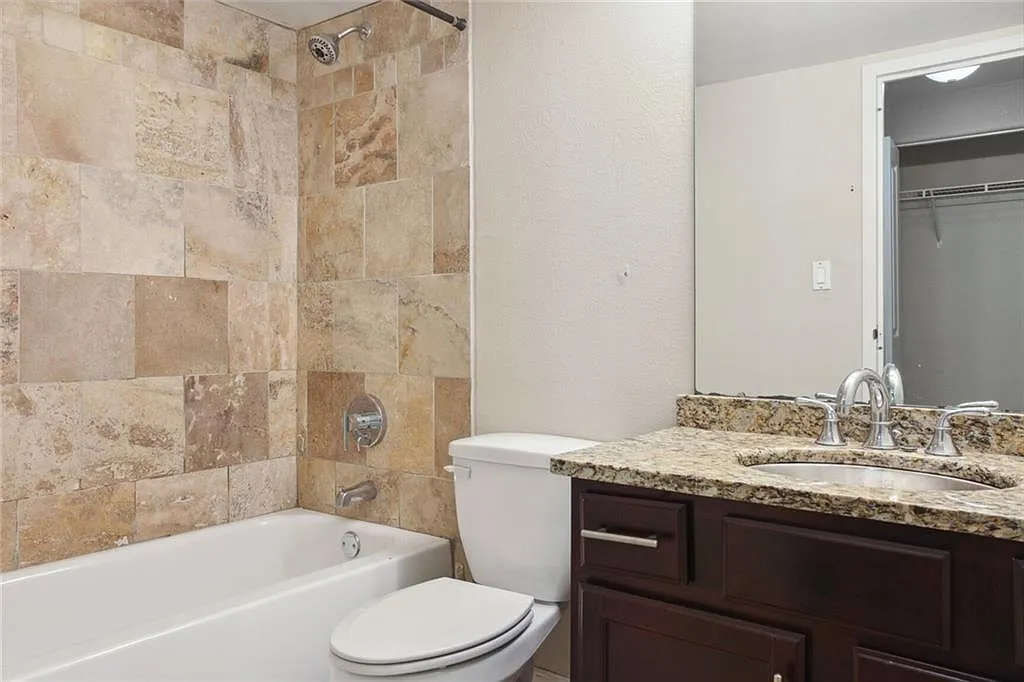 2 bed, 987 sqft, $1,900 — Photo 1