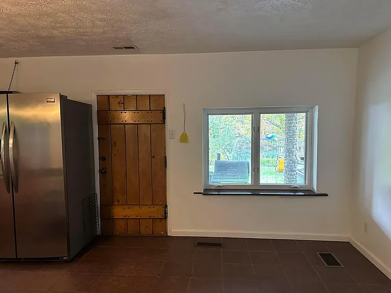 385 Riverside Dr — Photo 32