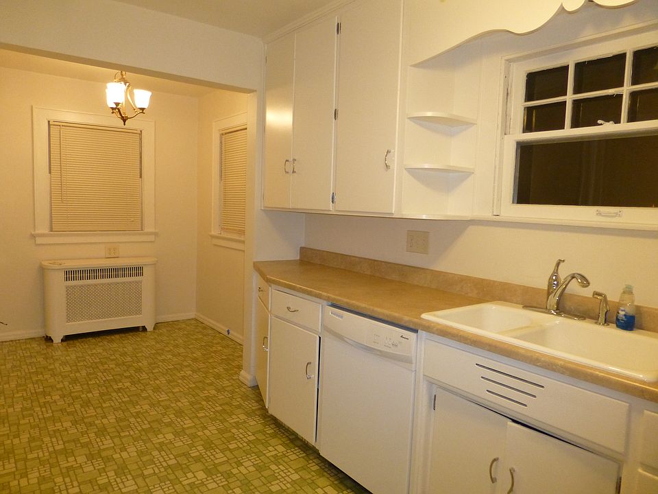 Kitchen showing part of eat-in area.