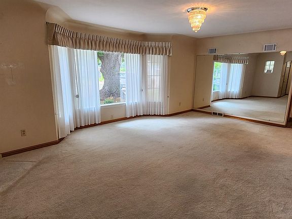 3rd image of 221 Boyd Avenue