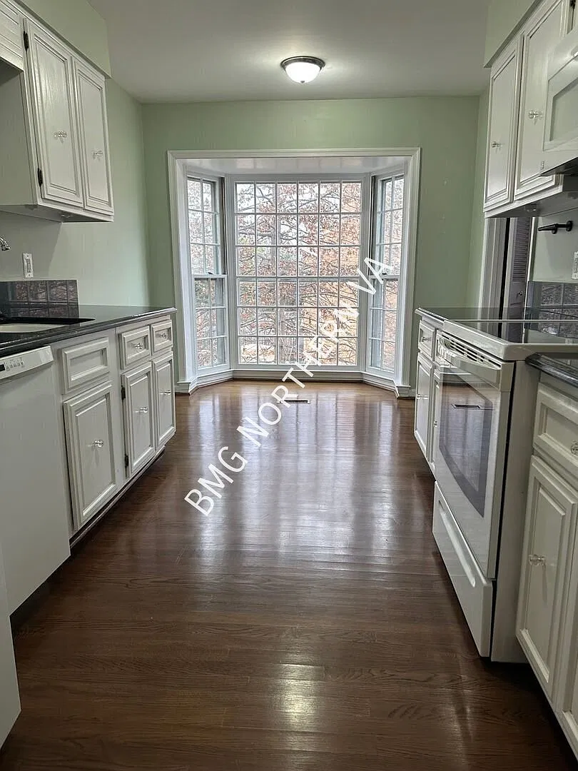 Beautiful 3 Bed 2.5 Bath Interior Townhome With Fenced Yard In Hallcrest Heights — Photo 4