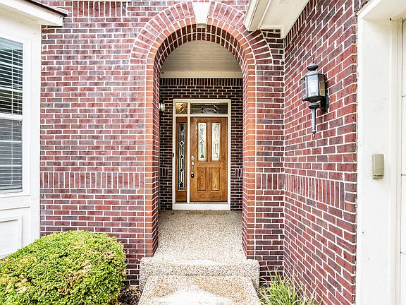 4th image of 15434 Mission Hills Dr