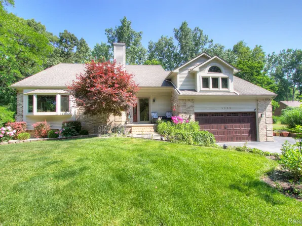 6905 Cooley Lake Rd, White Lake, MI 48383