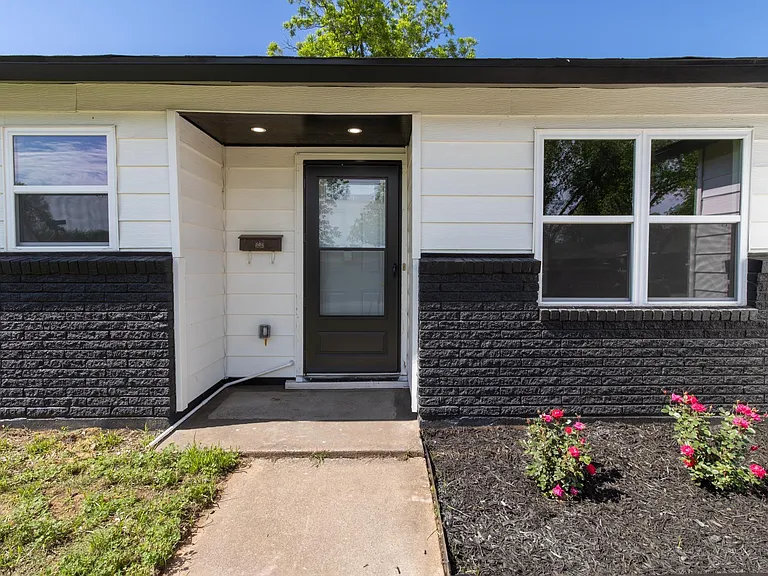 1310 Eleanor St — Photo 2