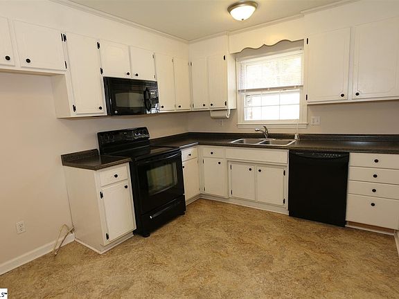 4th image of 32 Brookville Dr