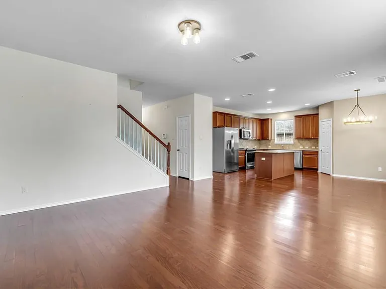 504 Hoot Owl Ln S — Photo 5