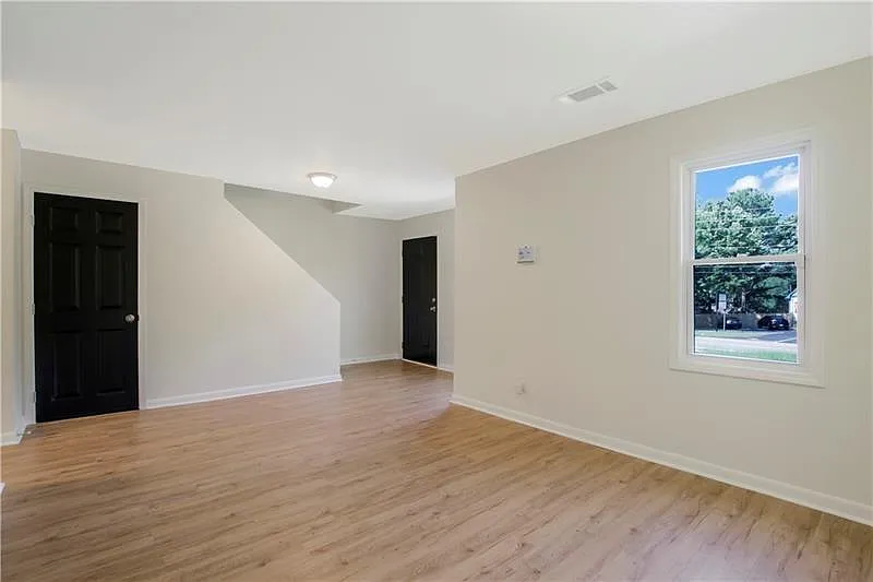 3 bed, 2.0 bath, 2304 sqft, $1,595 — Photo 3