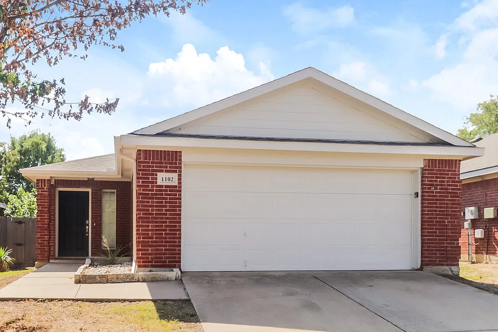 3 bed, 2.0 bath, 1368 sqft, $2,055 — Photo 1