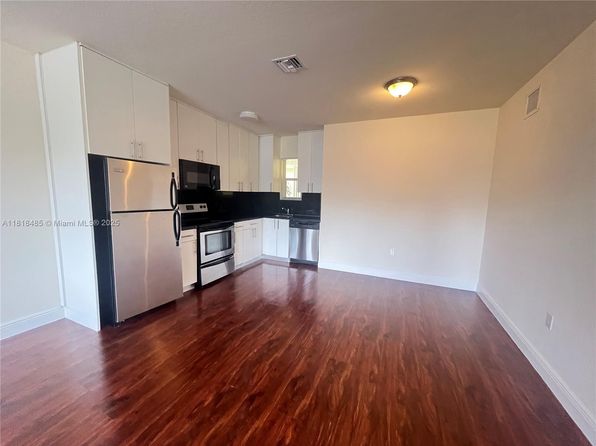 2880 Pine Tree Dr APT 7