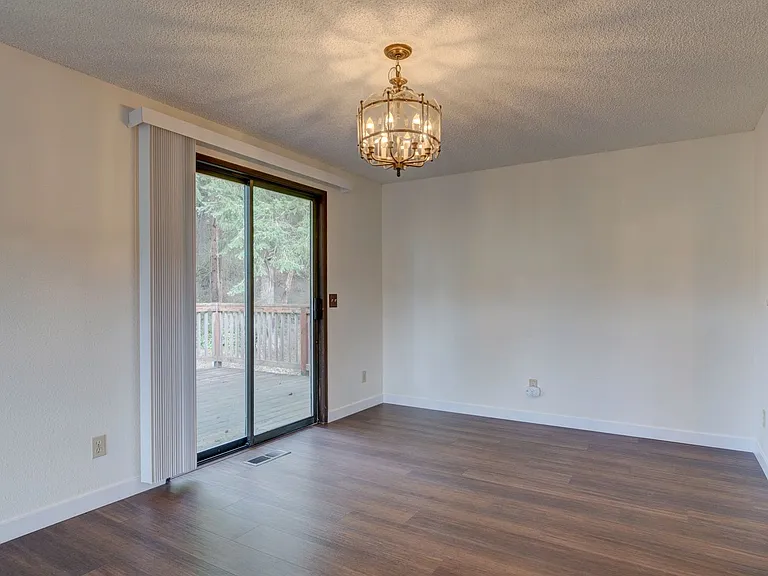 1601 McKinnon Dr — Photo 5