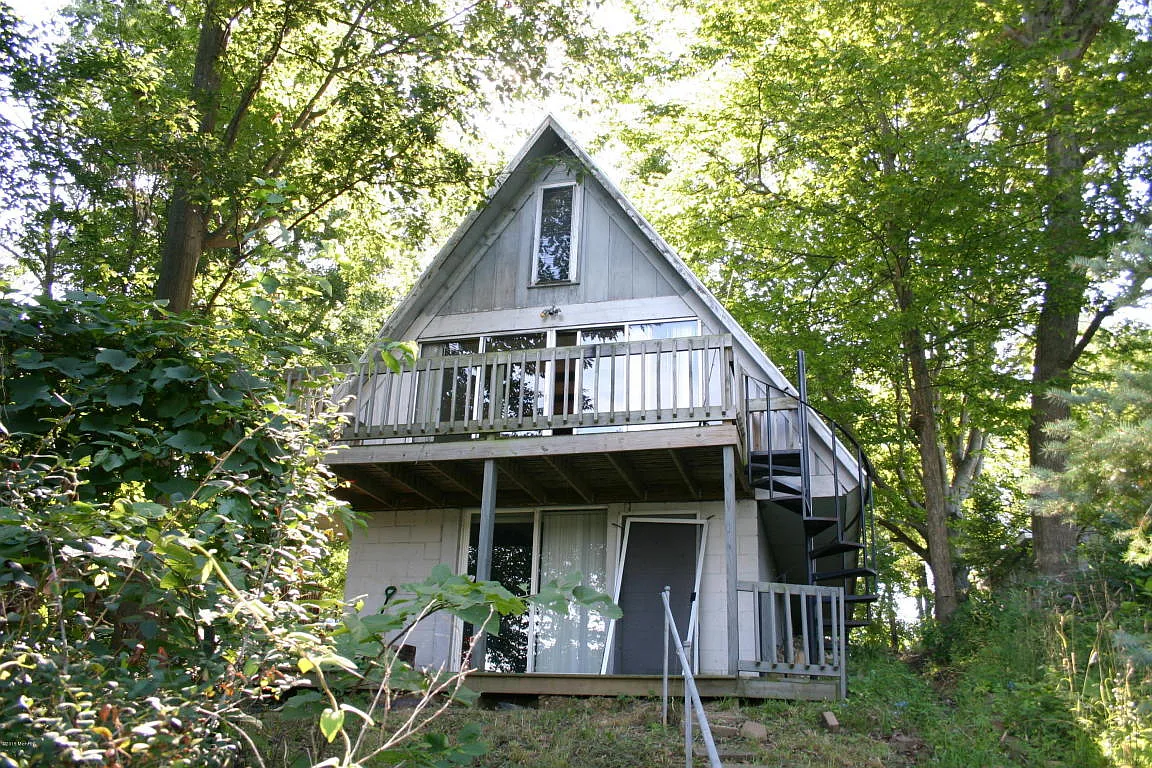 8748 Chain O Lakes Dr photo 1