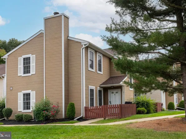 8 Woodbine Ct, Horsham, PA 19044