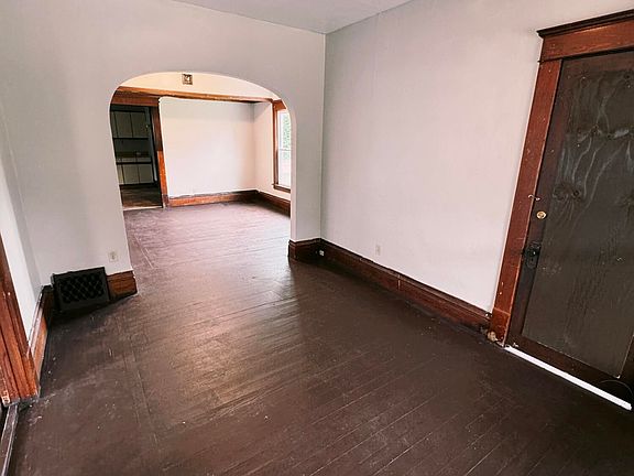 2nd image of 118 Garden St #2