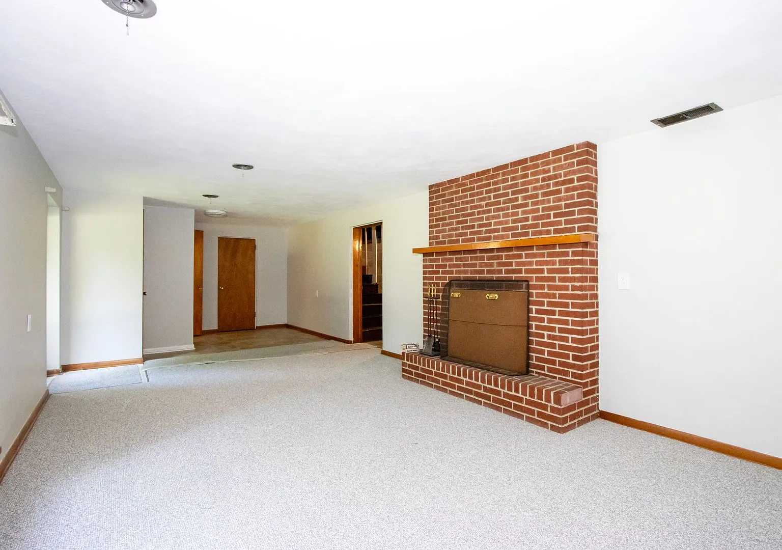 Four bedroom, single-family home — Photo 4
