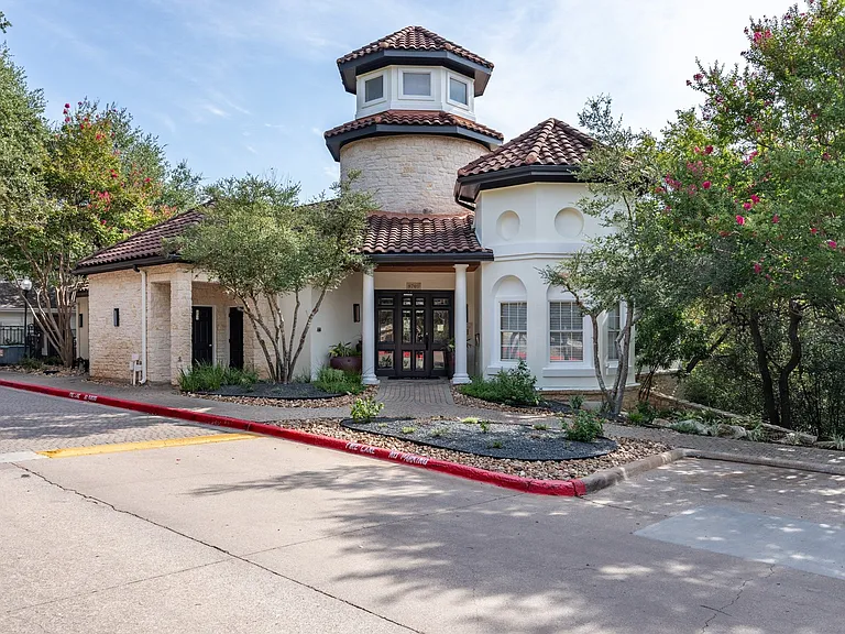 Welcoming Leasing Office
