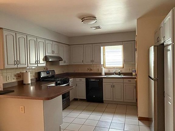 2nd image of 76 Van Buren St Floor 2