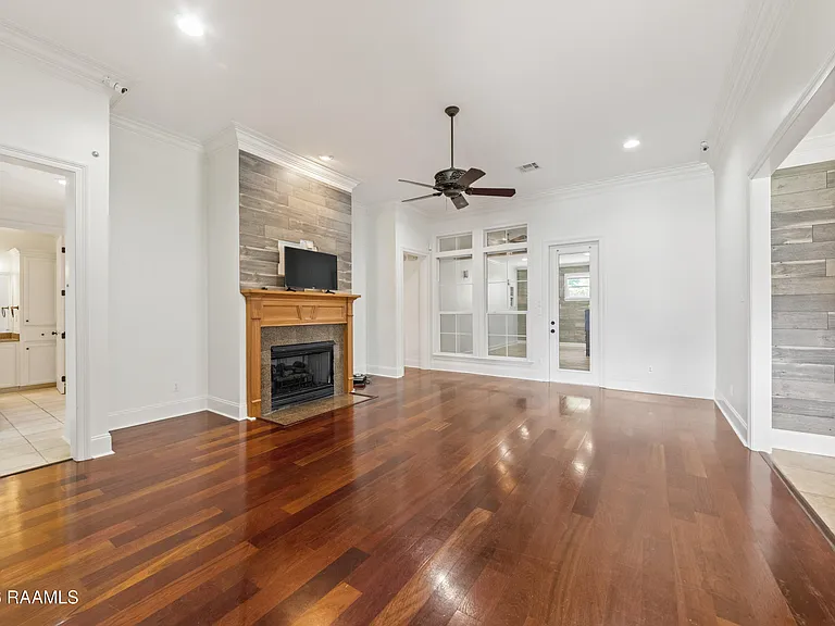 100 Shumard Dr — Photo 14