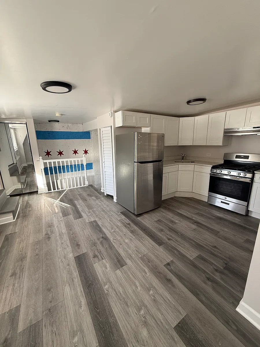 Building Photo - 3004-06 S Archer Ave S #4FE