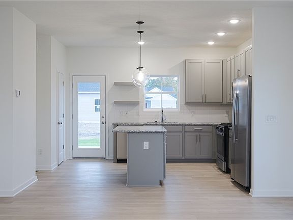3rd image of 323 River Run Dr