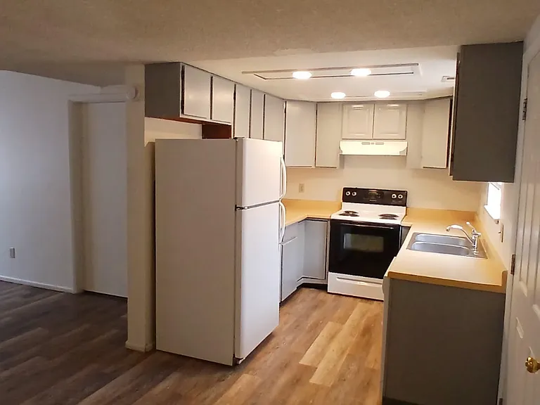 571 Dawn Ct #2 — Photo 3