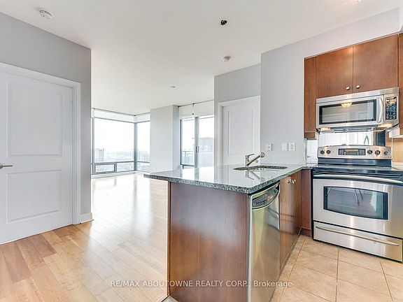 4th image of 18 Yorkville Ave #3204