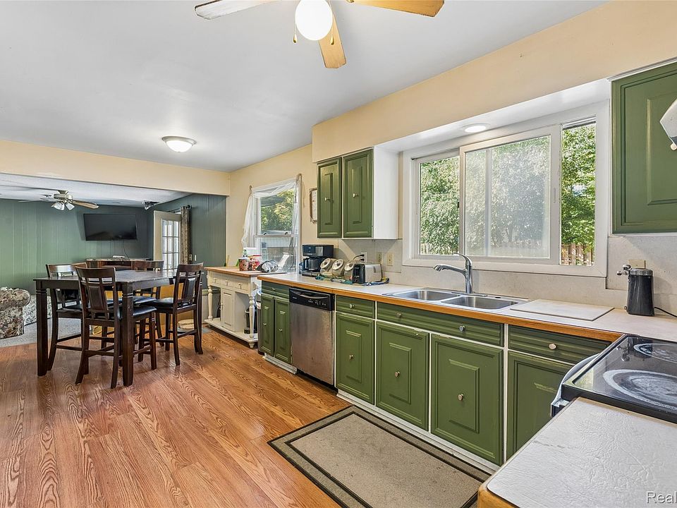 7th image of 2329 Melody Ln