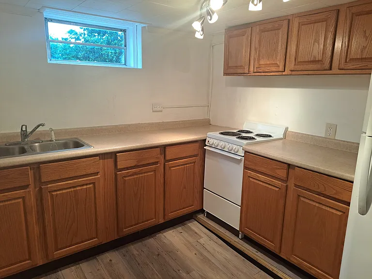 746 W Rio Rd #B — Photo 4