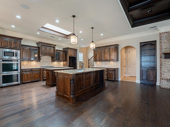 4th image of 212 Banks Dr