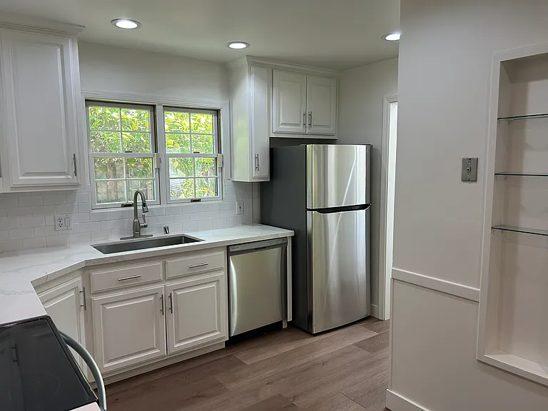1691 Everett Ave — Photo 4