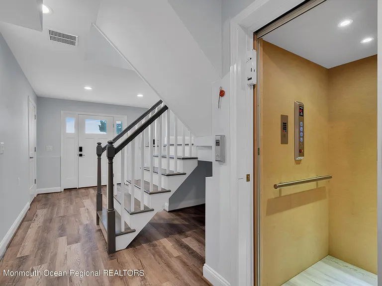 121 Dewey Dr — Photo 4