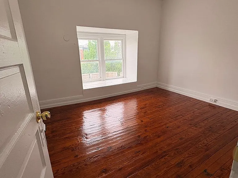 640 W Princess St #2 — Photo 11