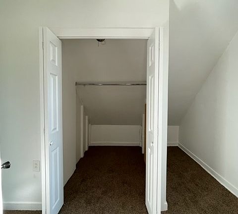 Bedroom-Walk-in Closet