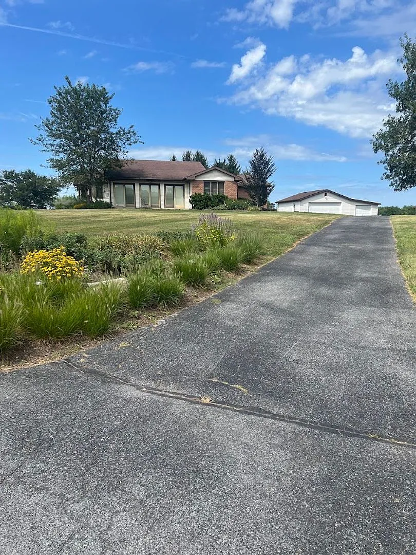 3 Bedroom Home on 3 Acres — Photo 3