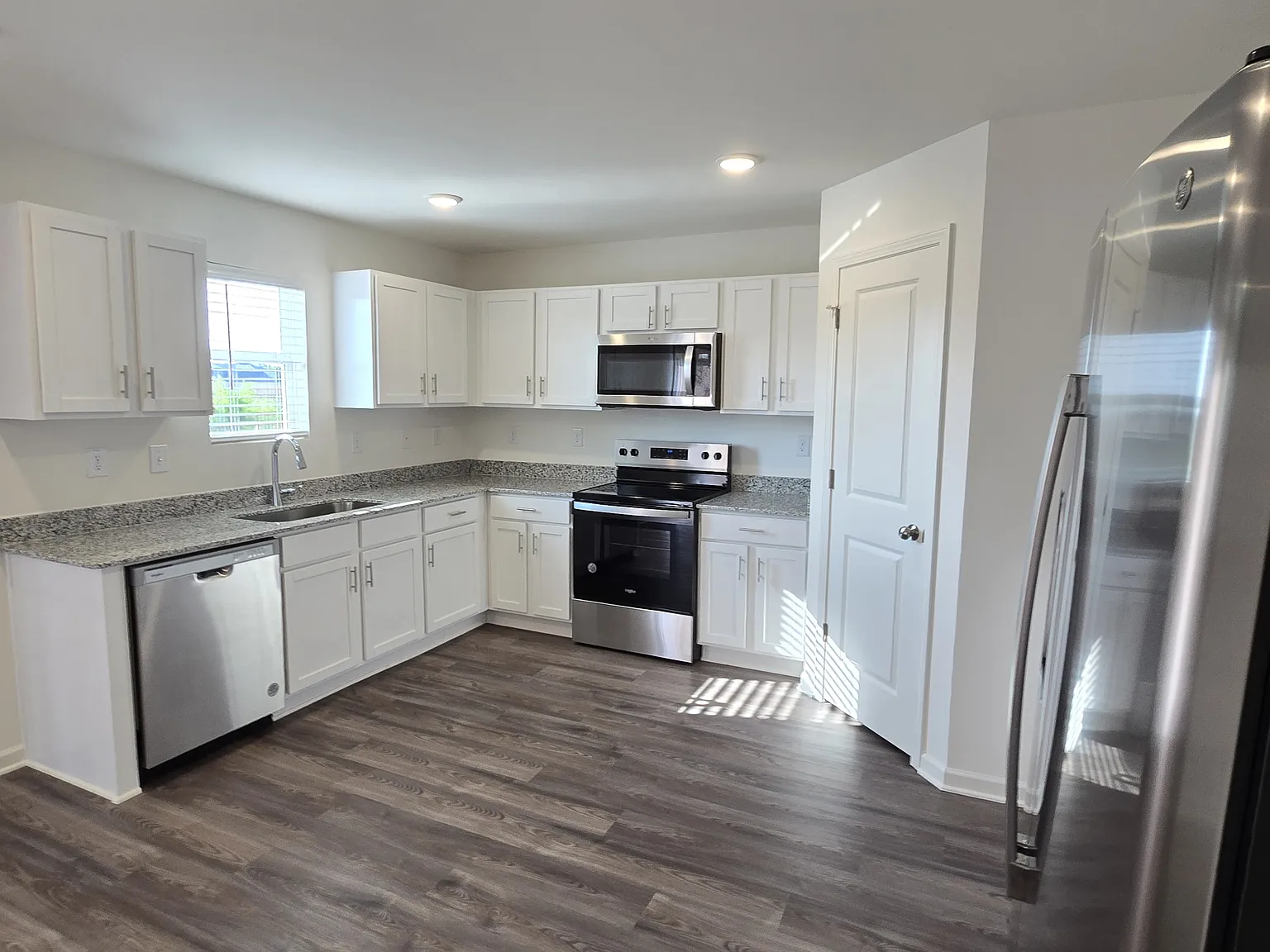 4 bed, 2014 sqft, $2,100 — Photo 3