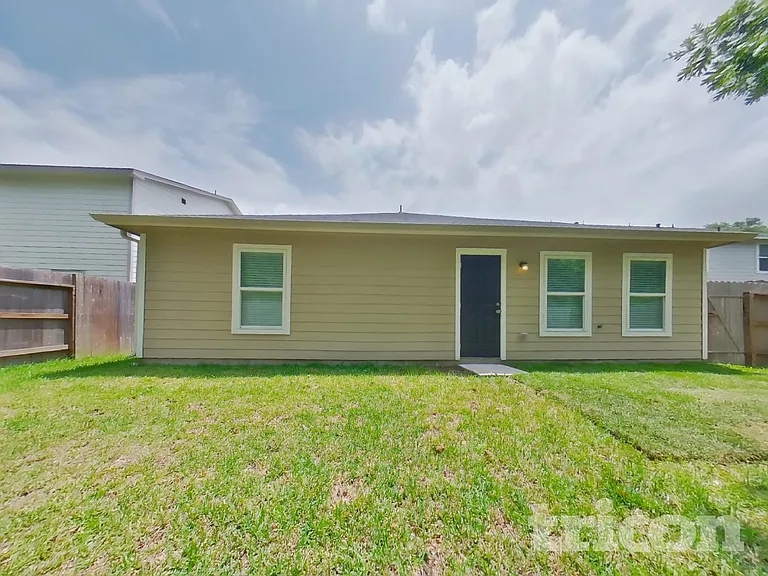 10050 Cerritos Dr — Photo 17